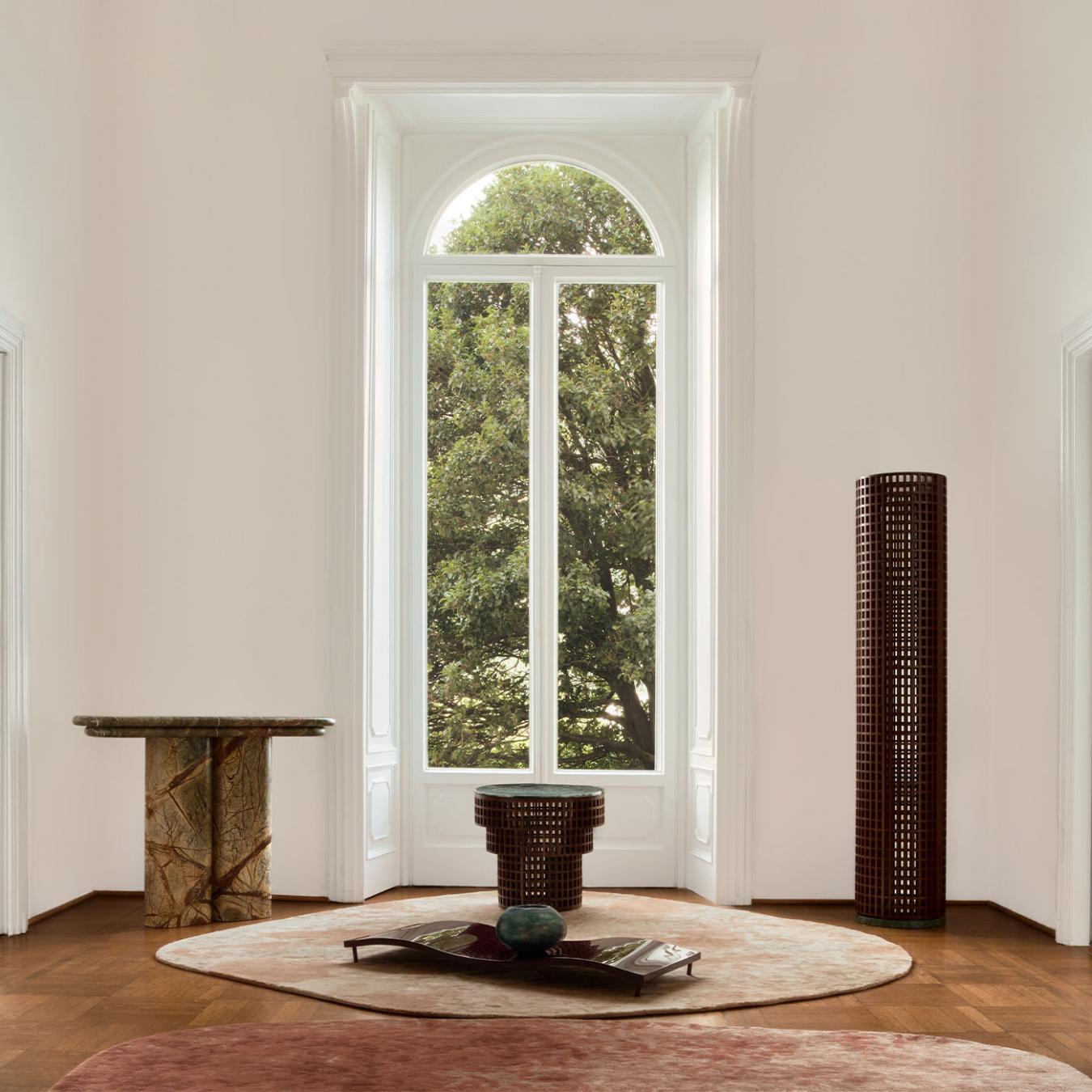 Напольное зеркало из ореха и мрамора