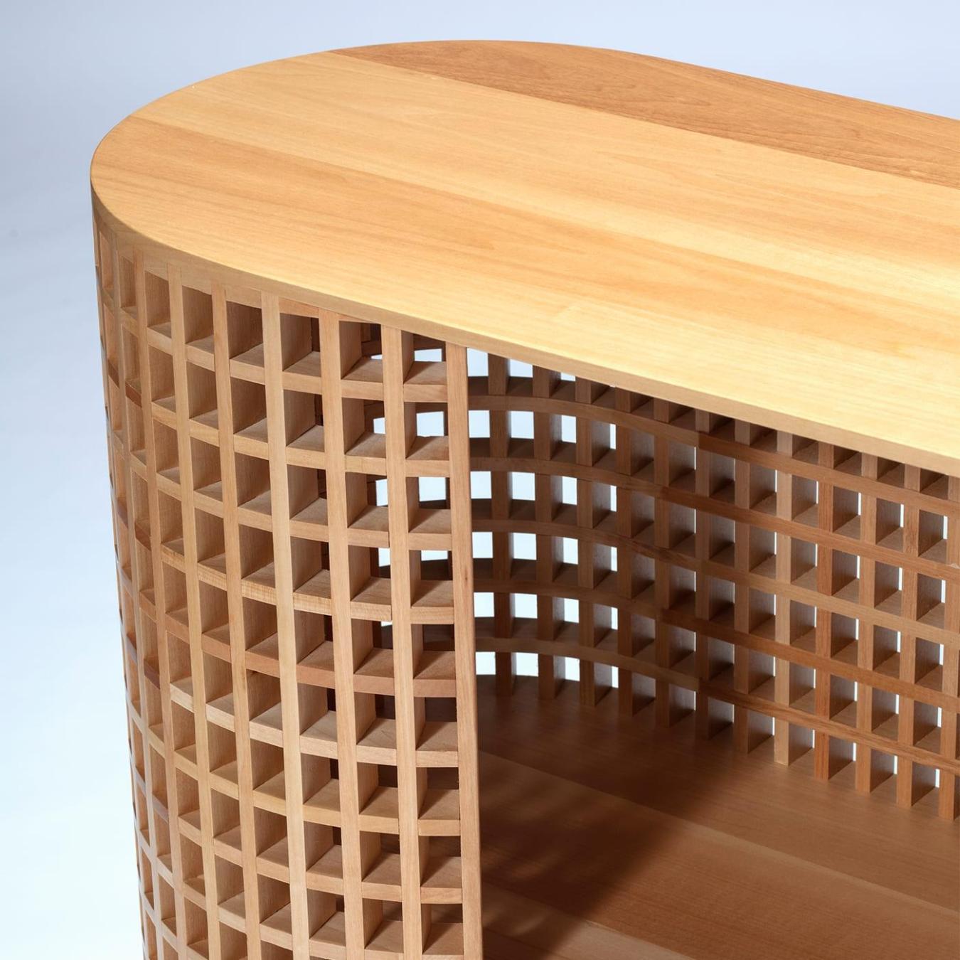 Шкаф с текстурированной деревянной поверхностью