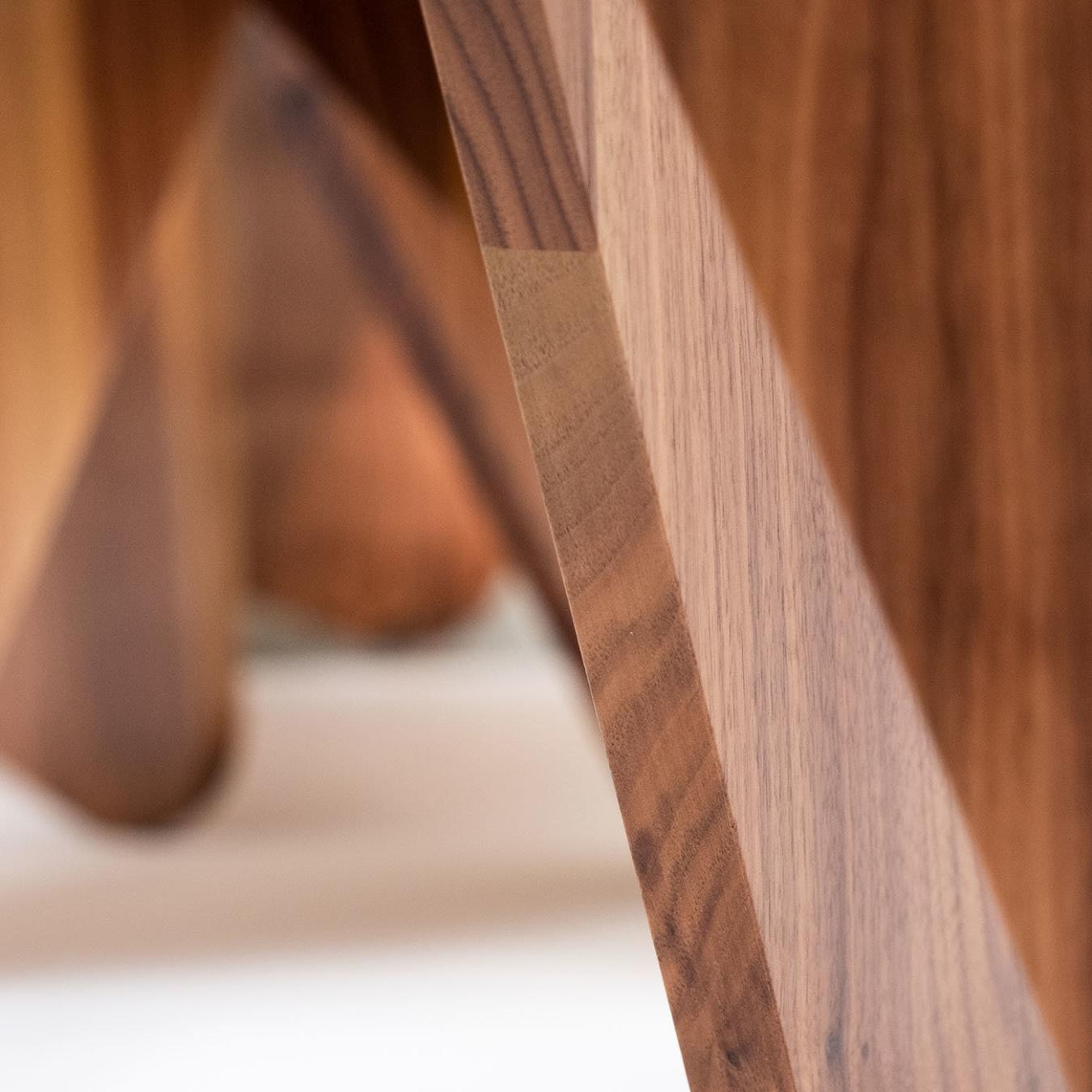 Средний низкий столик из дерева