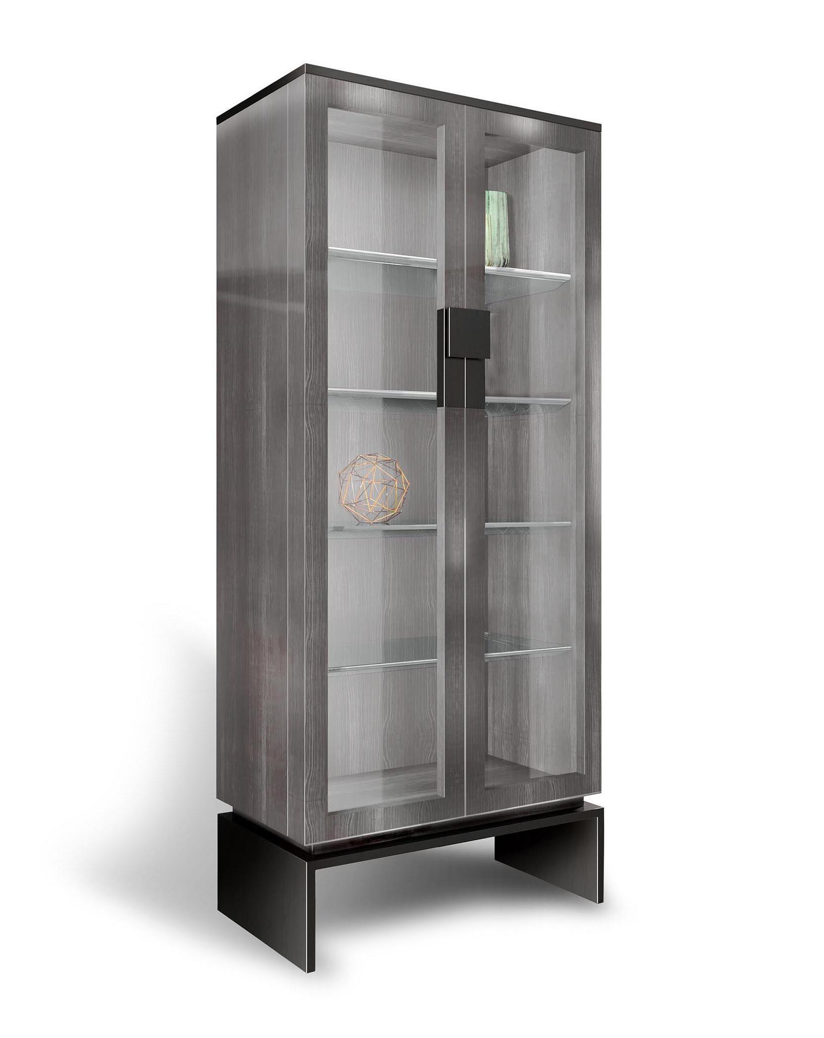 Витрина из кедра и стекла с металлическими акцентами