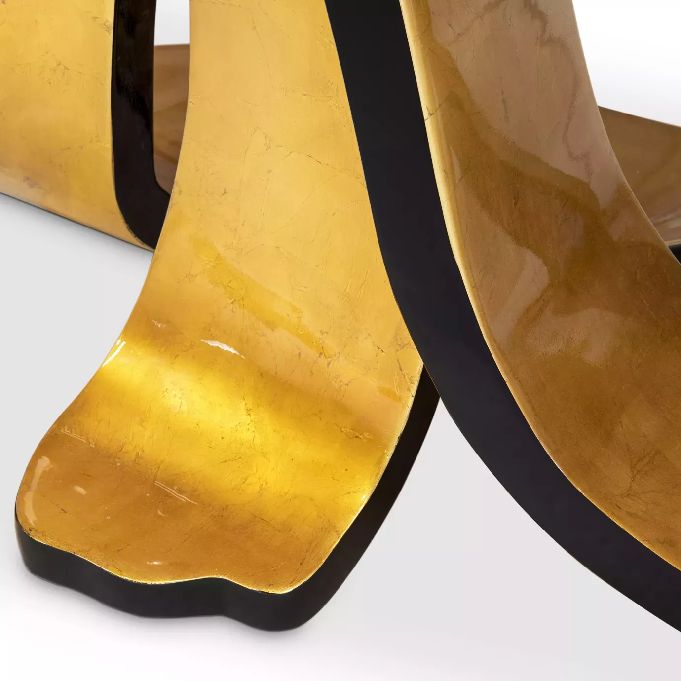 Обеденный стол с золотым листом Ribbon