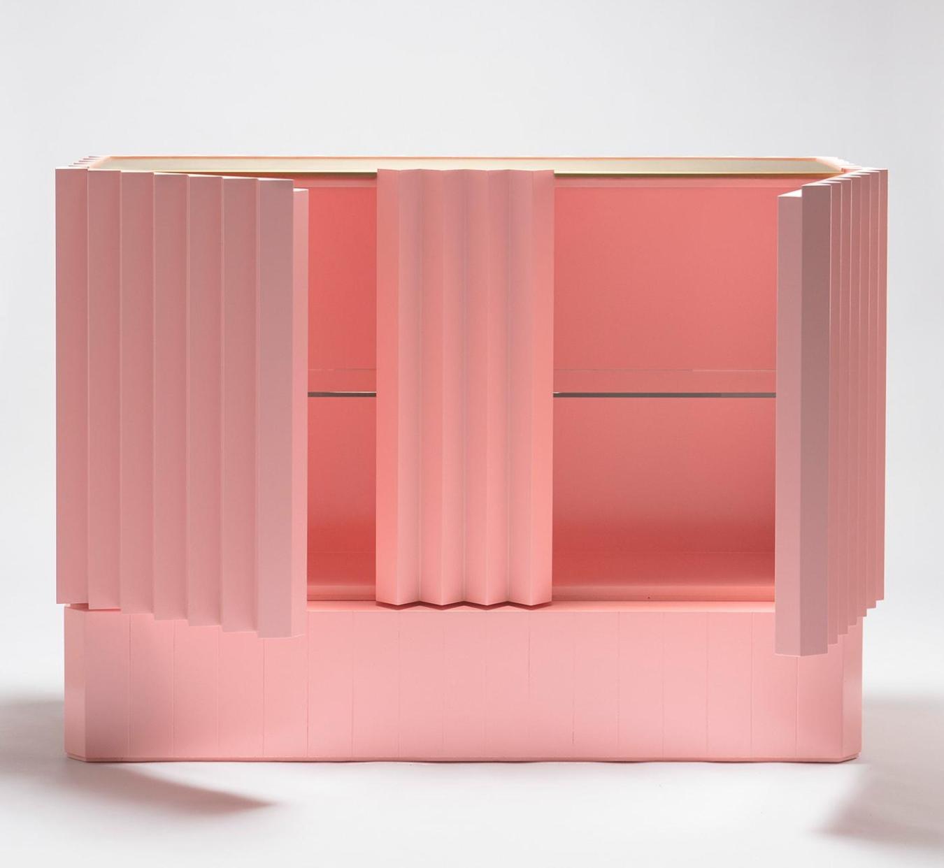 Изысканная розовая тумба