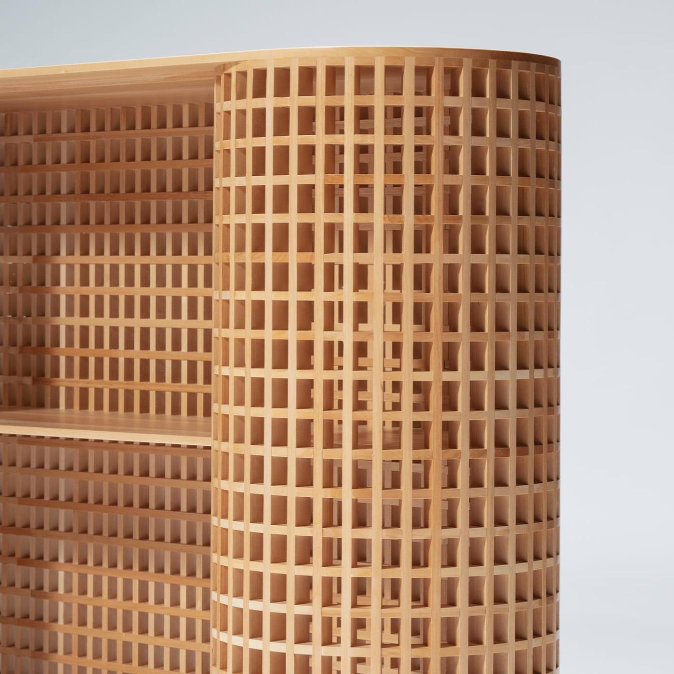 Шкаф с текстурированной деревянной поверхностью