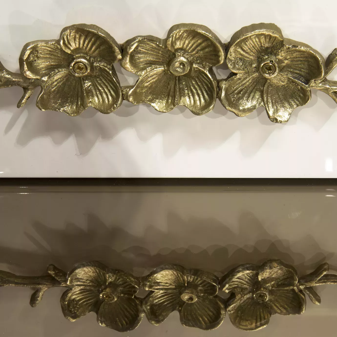 Барный шкаф с лаковой отделкой Mirage