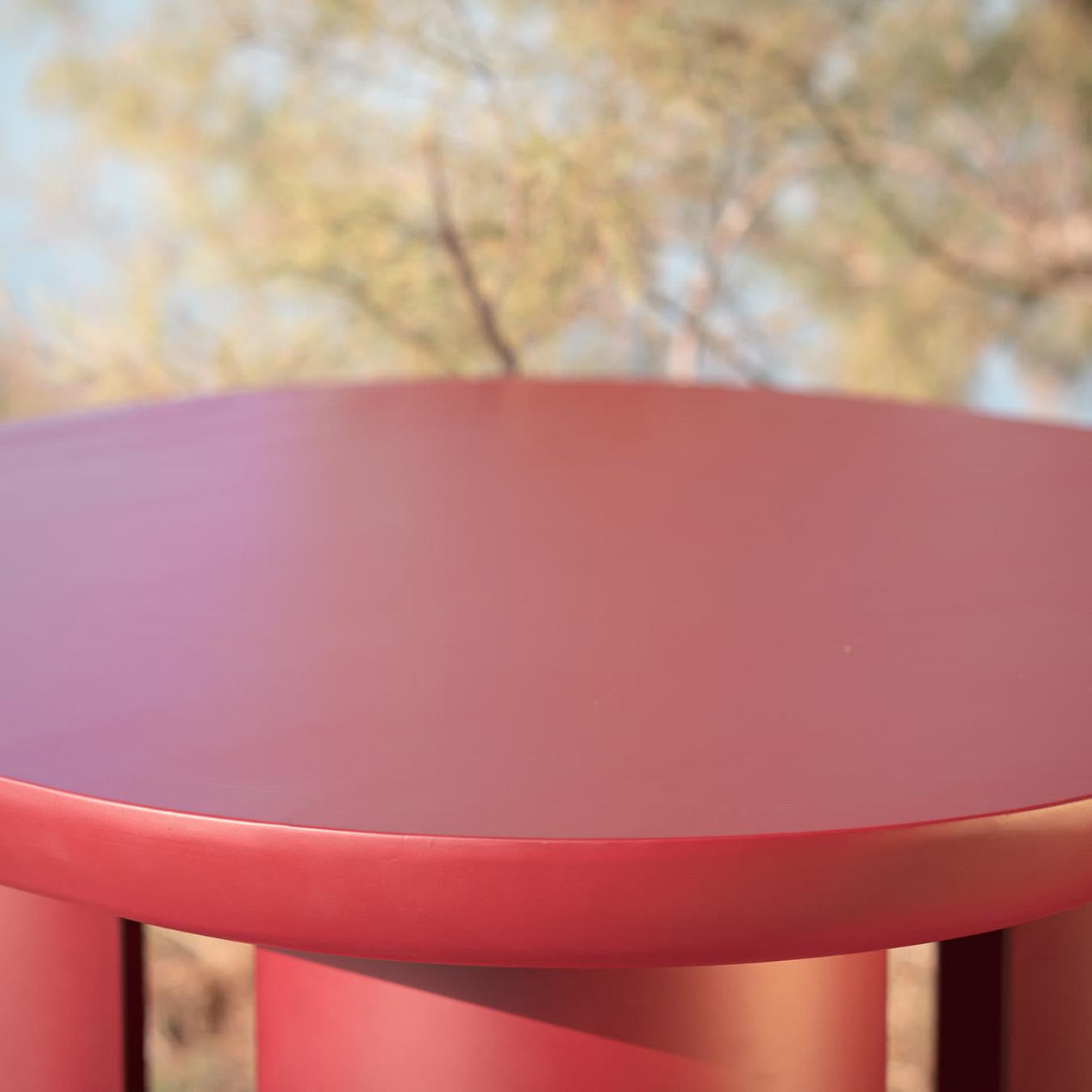 Красный обеденный стол