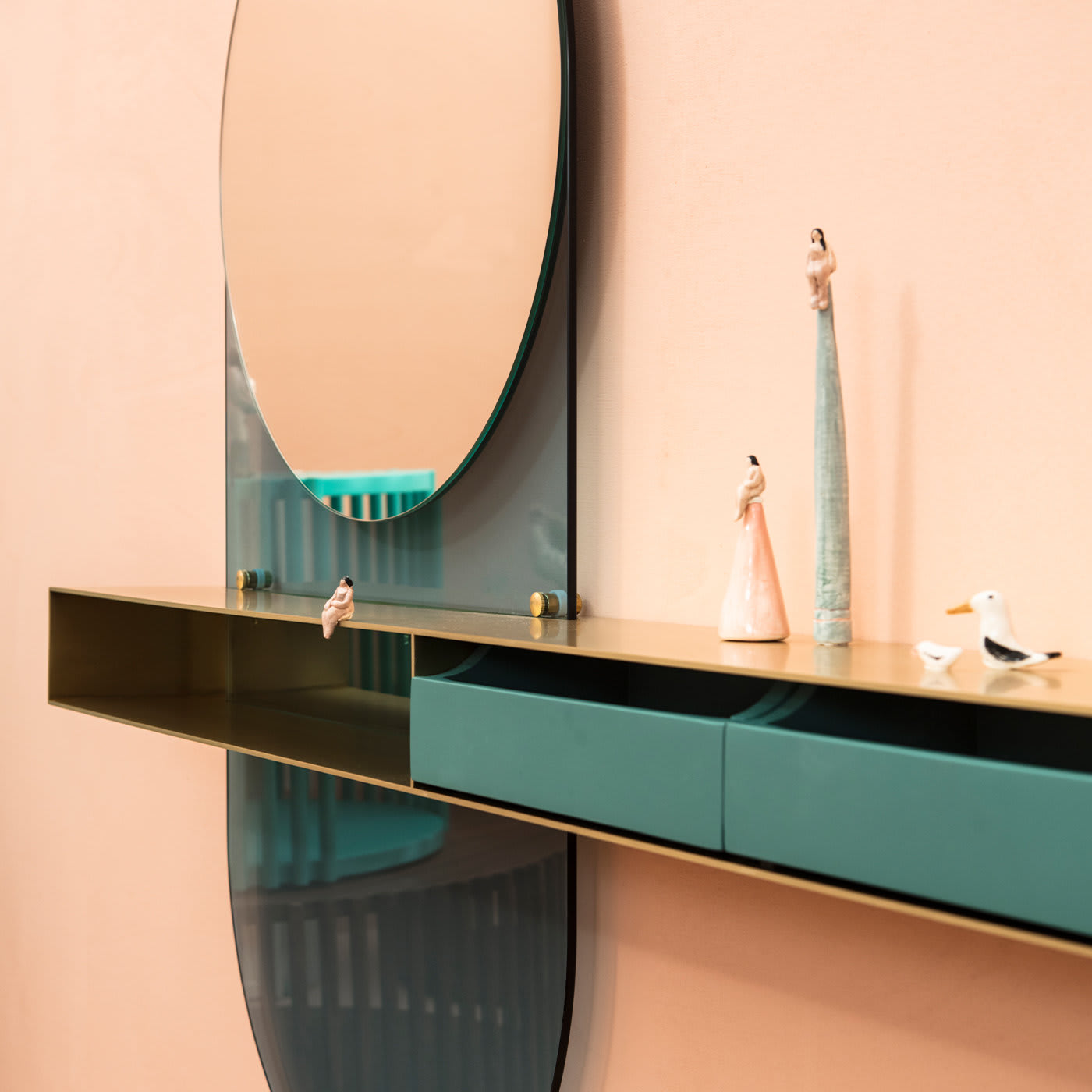 Изысканное настенное зеркало