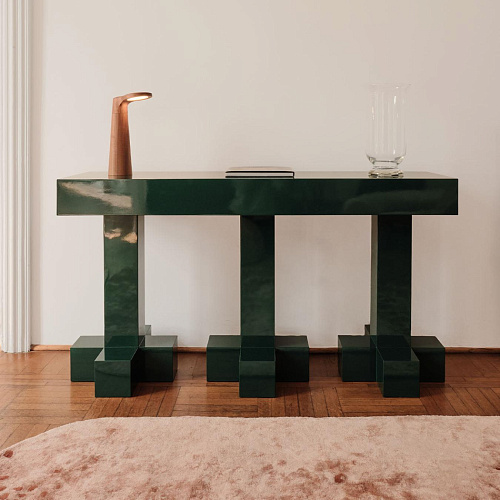 Зеленая глянцевая консоль