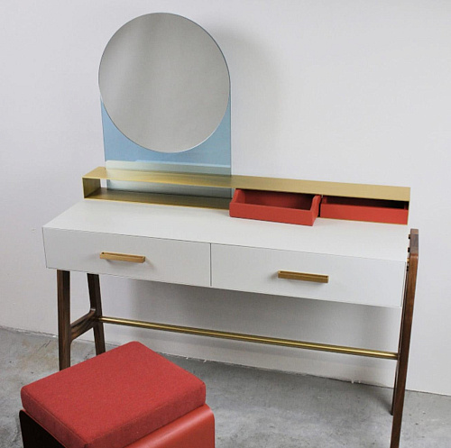 Изысканный туалетный столик с зеркалом