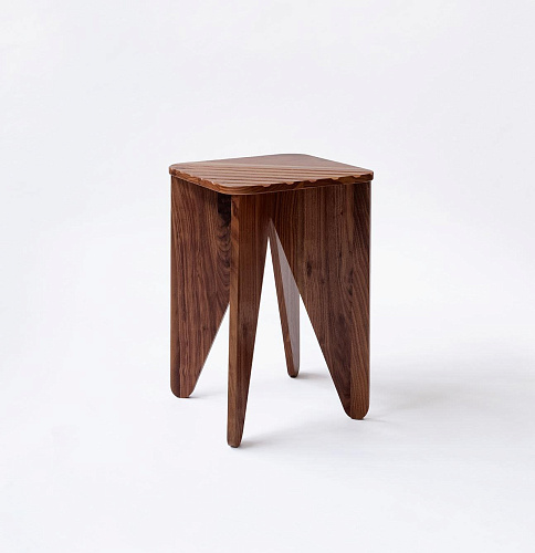 Компактный низкий столик из дерева