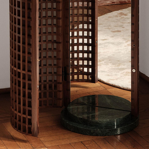 Напольное зеркало из ореха и мрамора