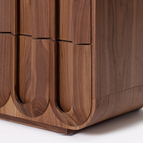 Элегантный деревянный комод