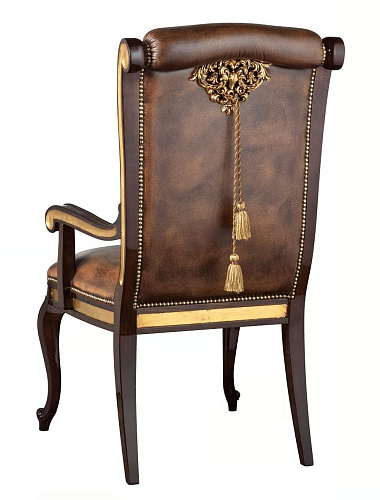 Классическое кожаное кресло с подлокотниками