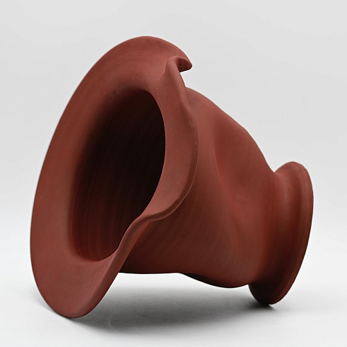 Ручная ваза бордового цвета