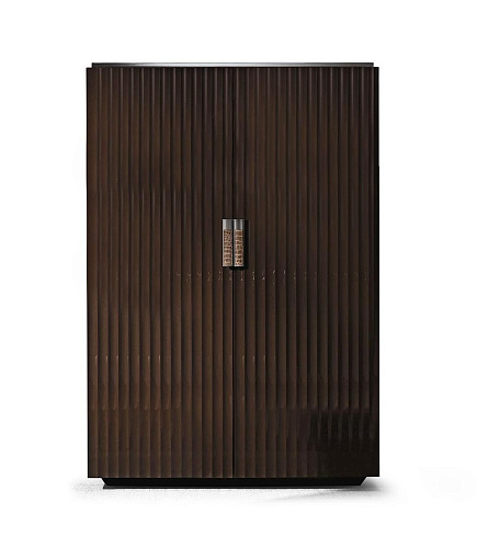 Шкаф высокий с кожей и хромовыми ручками Elegance