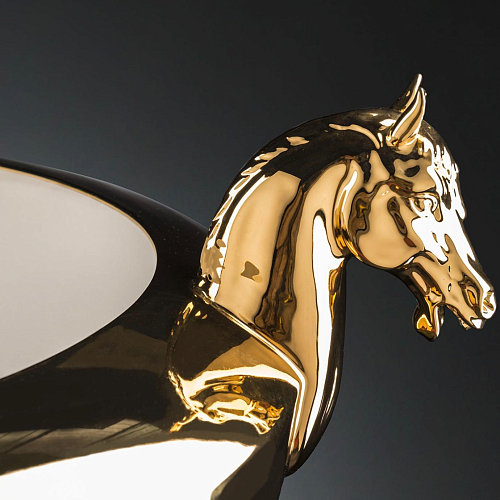 Horse алтын вазасы