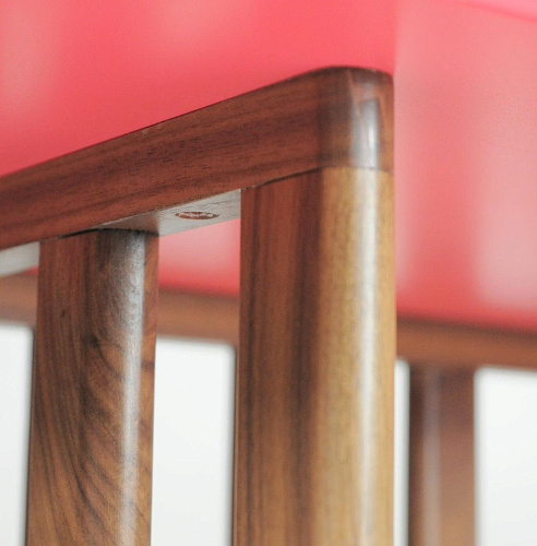 Розовый трехуровневый книжный шкаф